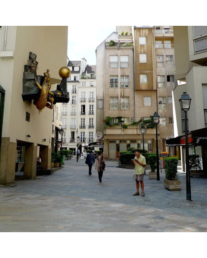 Un fil rouge traverse le hall du Shangri-La