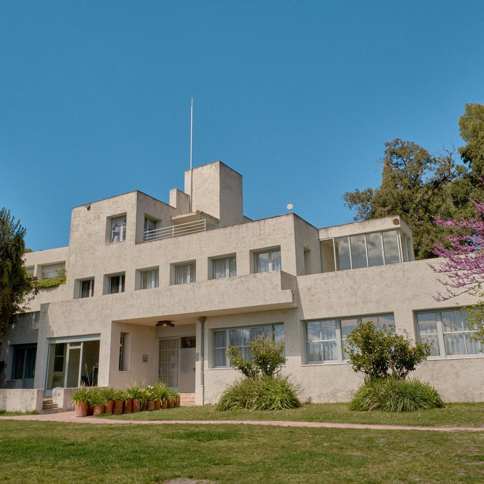 La villa blanche retient son souffle jusqu'au 15 octobre