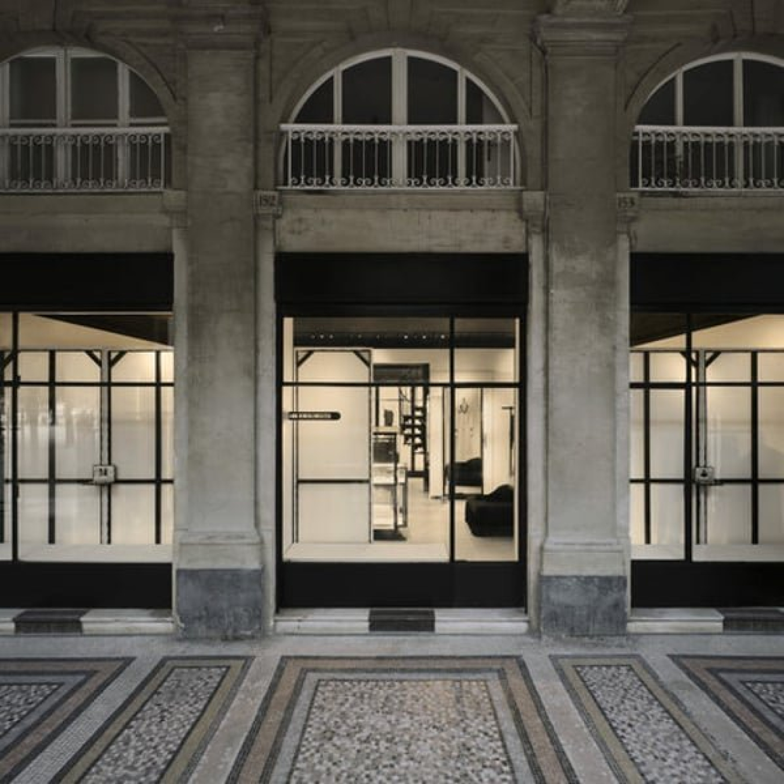 Sous les arcades du Palais-Royal, une ombre belge vient de poser ses valises