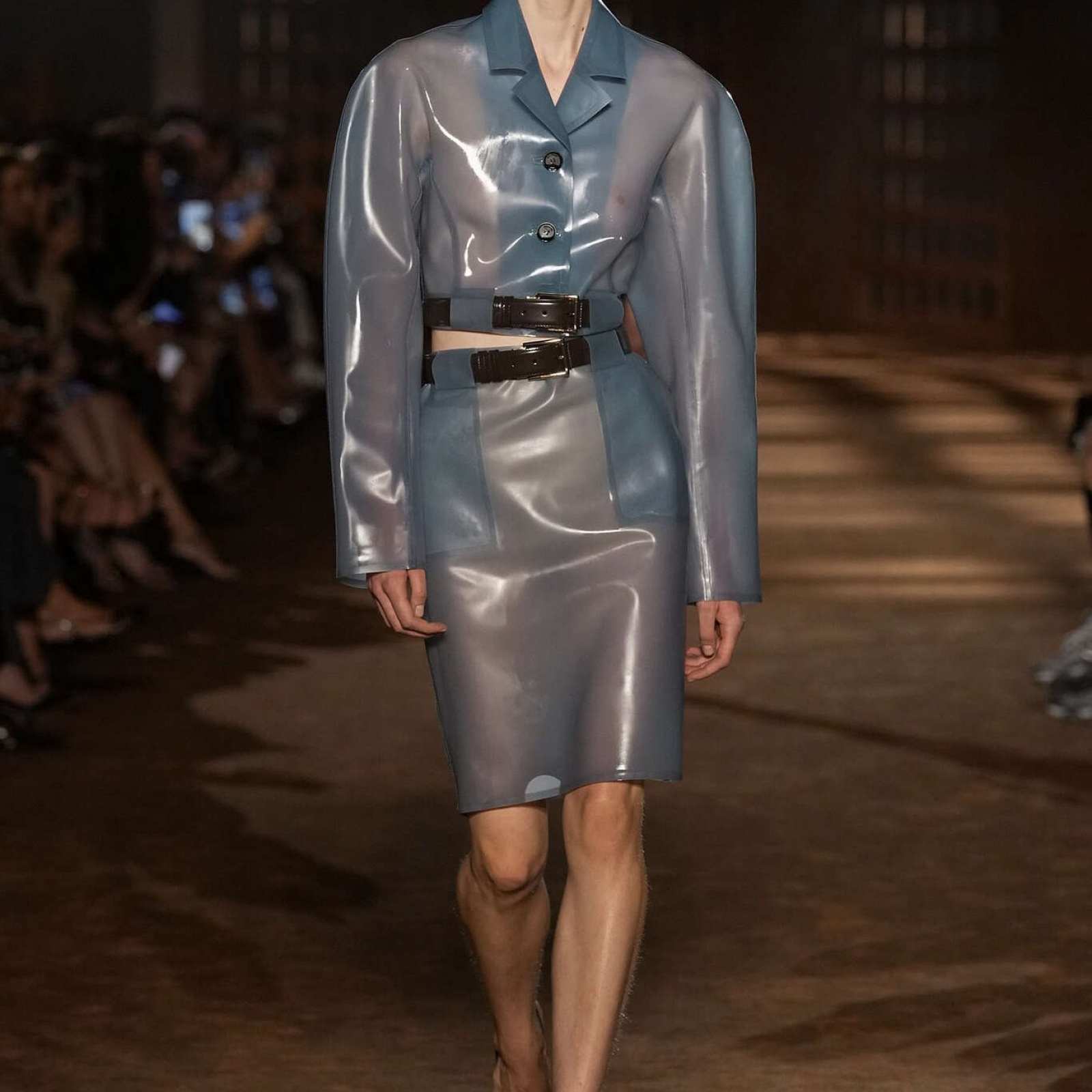 Chez Ferragamo, la taille reprend de la hauteur