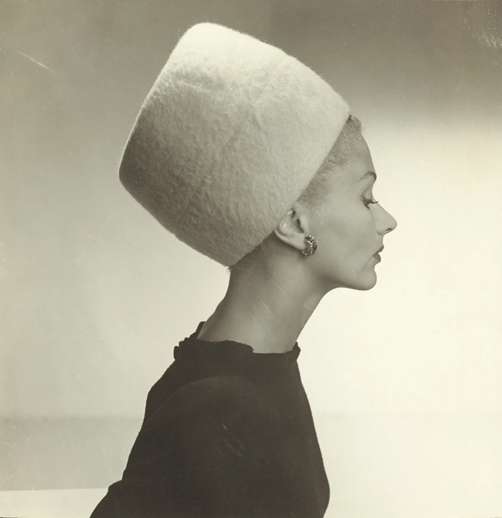 Louise Dahl-Wolfe, Lisa Fonssagrives portant un chapeau pain de sucre 'King Tut' Hattie Carnegie, bijoux Verdura. Harper’s Bazaar, septembre 1945 Tirage gélatino-argentique Prêt de l’Archive Tom Penn © Center for Creative Photography, Arizona Board of Reg - IMG 1