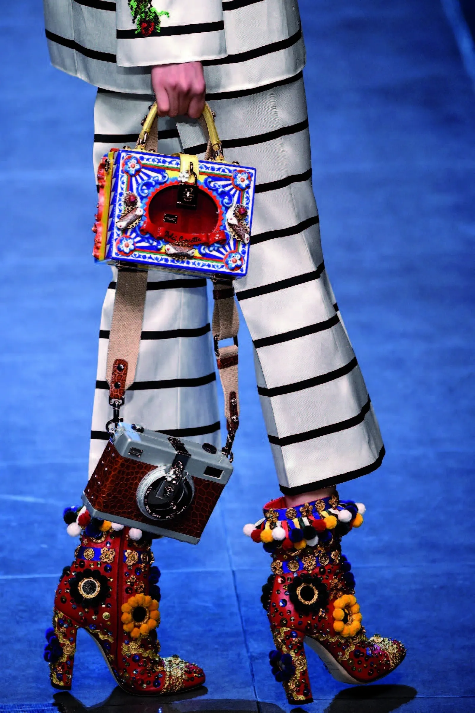 Mariage à l’Italienne du Printemps-Été 2016 … La rayure, à évocation marine, croise Murano et les broderies des saintes madones en version Dolce Vita chez Dolce Gabbana - IMG 1