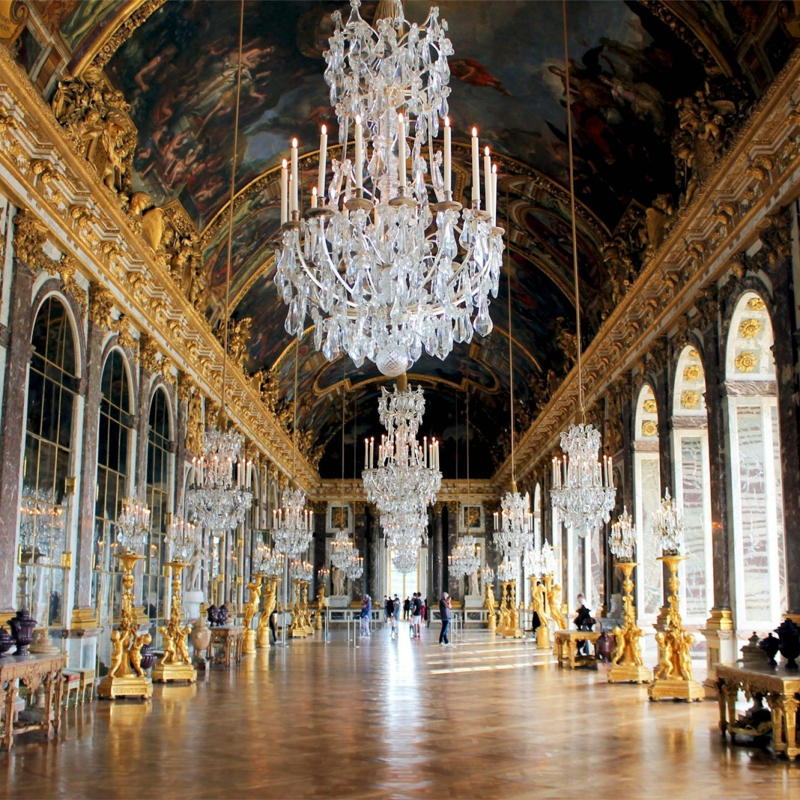 Versailles rallume les lustres pour sa nuit la plus courue