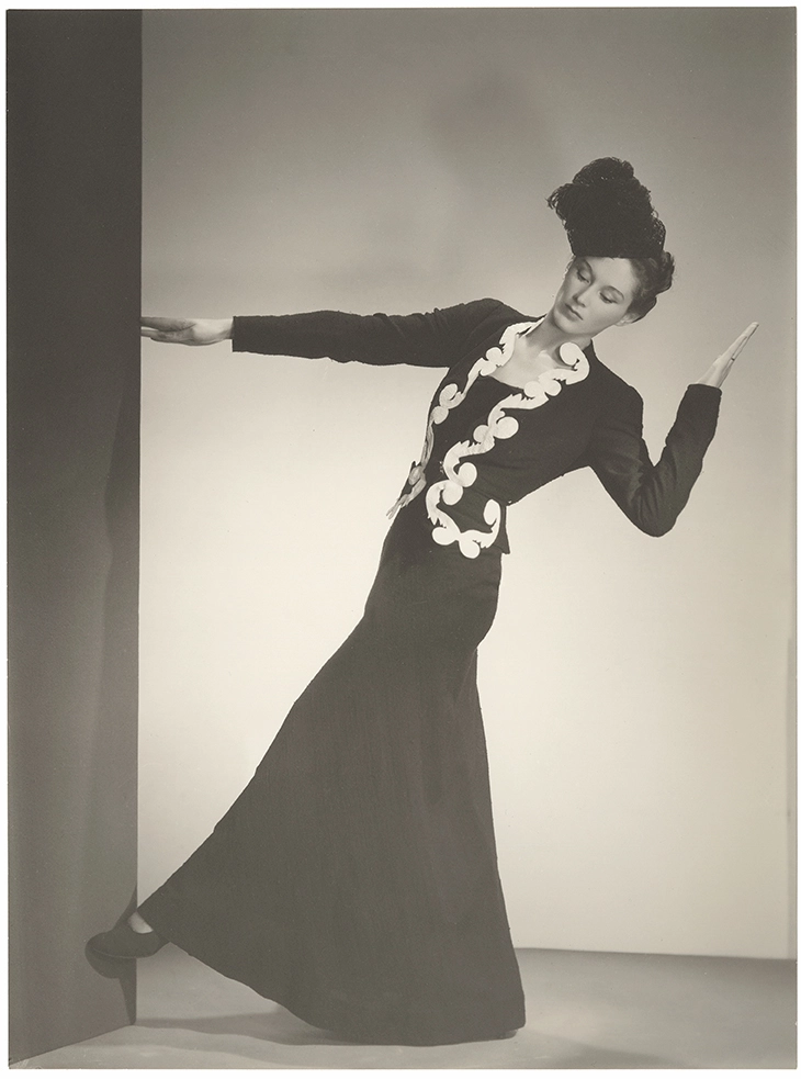 Attribué à George Platt Lynes, Lisa Fonssagrives en veste « Volutes » Schiaparelli en jersey bleu carbone, Paris 1937 Tirage gélatino-argentique Collection MEP, Paris. Don de l’Archive Tom Penn © The George Platt Lynes Estate - IMG 2