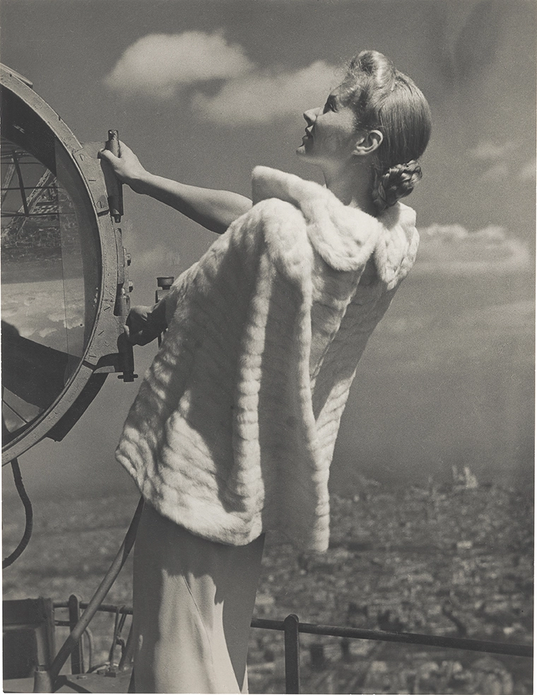 Erwin Blumenfeld, Lisa Fonssagrives porte une cape Weill en hermine blanche, Tour Eiffel, Paris, Vogue France, mai 1939 Tirage gélatino-argentique Promesse de don de l’Archive Tom Penn © The Estate of Erwin Blumenfeld 2023 - IMG 11