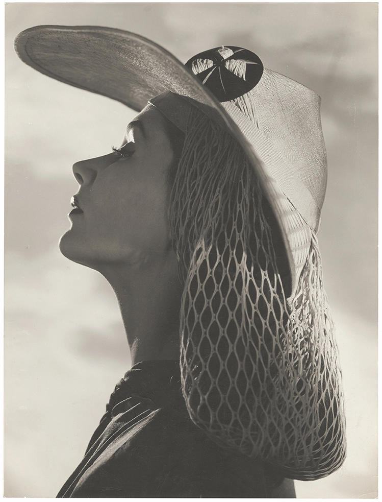 Erwin Blumenfeld, Lisa Fonssagrives, chapeau de plage, Harpers’ Bazaar, janvier 1942 Tirage gélatino-argentique Promesse de don de l’Archive Tom Penn © The Estate of Erwin Blumenfeld 2023 - IMG 7