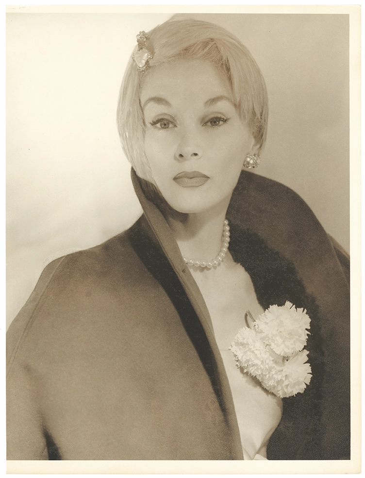 Horst P. Horst, Lisa Fonssagrives Penn en costume de laine doublée de rat musqué Charles James, chapeau à plumes, M. John, Vogue US, 15 février 1950 Tirage gélatino-argentique Prêt de l’Archive Tom Penn © Condé Nast - IMG 8