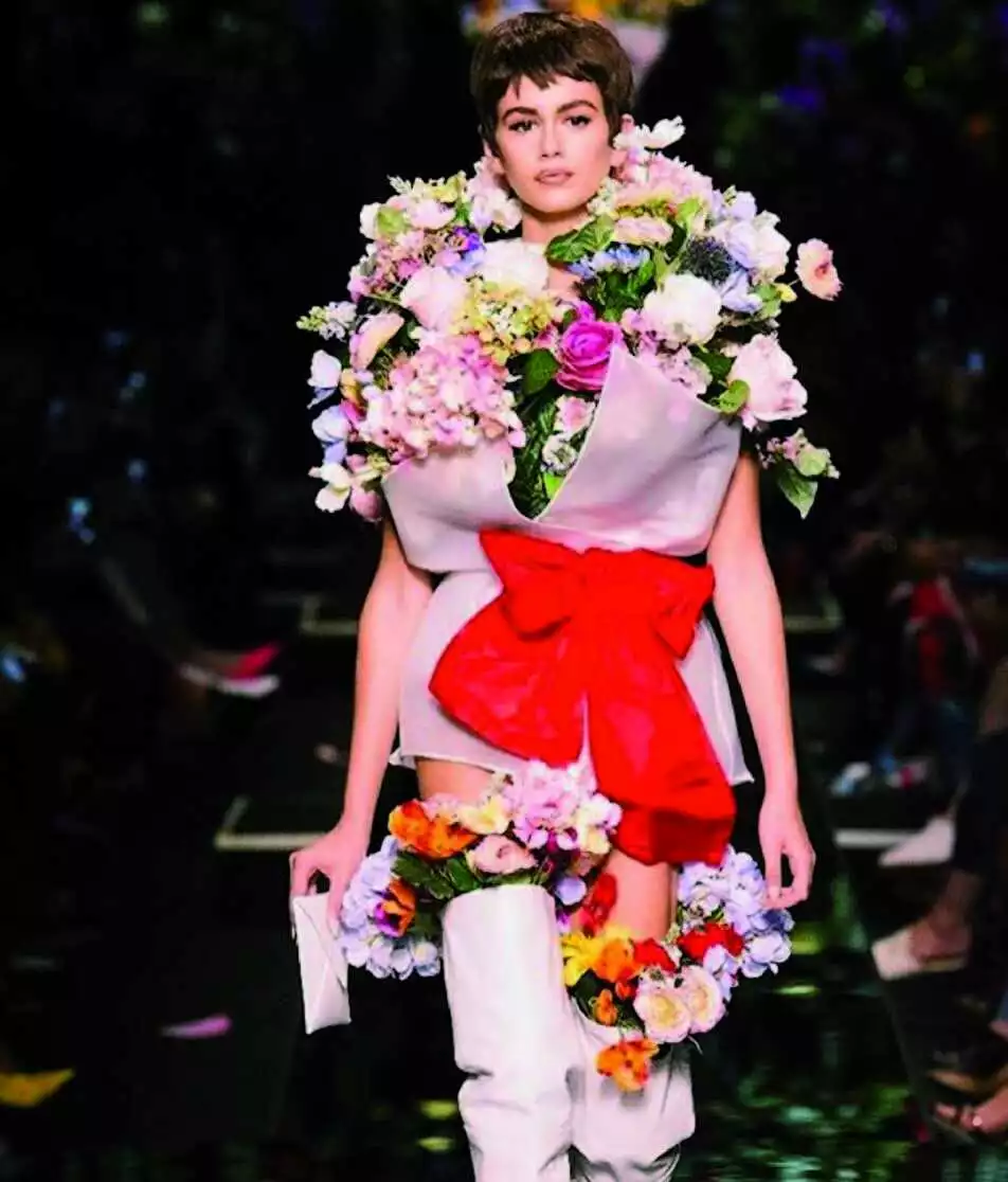 René Gruau avait croqué son Spring Bouquet, Moschino le matérialise en trois dimension pour en faire le bouquet final de sa collection Printemps-Été 2018 - IMG 8