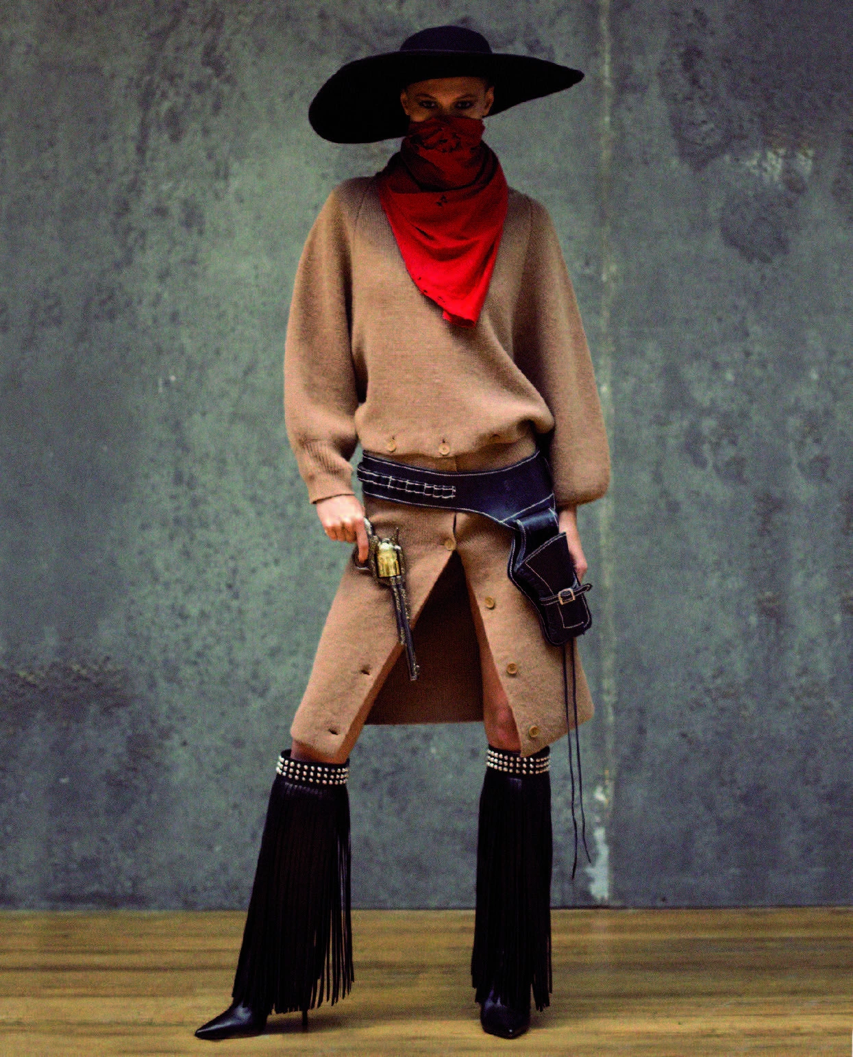 Robe camel Lacoste, Bottes à franges Césaré Paciotti, Chapeau, foulard et ceinture en cuir Sommier Paris - IMG 1