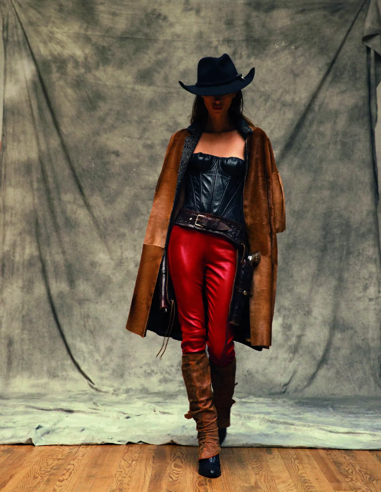 Pantalon en cuir rouge Jitrois, Manteau en veau caramel Sprung Freres, Corset en cuir "Cleves" Cadolle, Bottes en cuir Sartore, Ceinture, chapeau et guêtres Sommier Paris - IMG 7