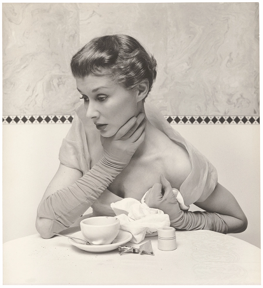 Irving Penn, Lisa Fonssagrives, « La coiffure Hamlet », Vogue US, 1er mars 1949 Tirage gélatino-argentique Prêt de l’Archive Tom Penn © Condé Nast - IMG 9